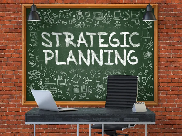 Chalkboard na parede do escritório com conceito de planejamento estratégico . — Fotografia de Stock