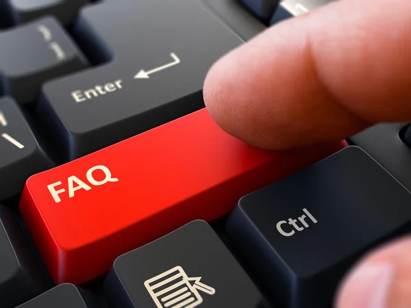Palec prasy czerwony klawiatura przycisk FAQ. — Zdjęcie stockowe
