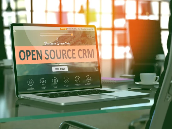 Schermo del computer portatile con concetto di CRM open source . — Foto Stock