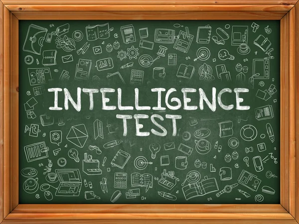 Test d'intelligence dessiné à la main sur tableau vert . — Photo