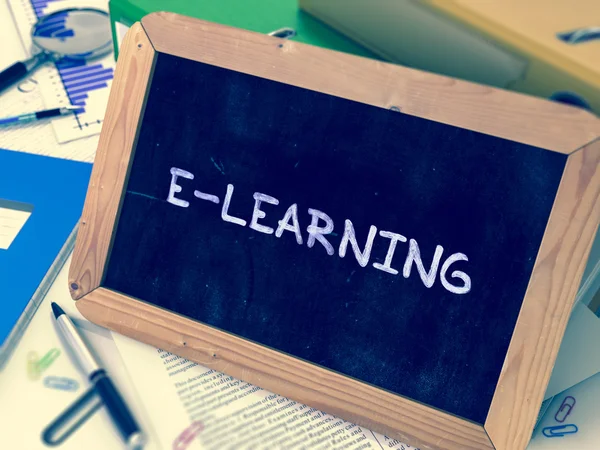 E-learning Concetto disegnato a mano sulla lavagna . — Foto Stock