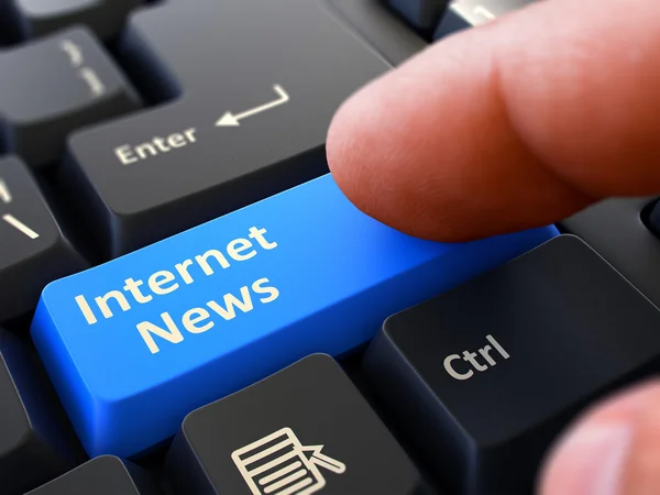 Notícias da Internet - Conceito no botão azul do teclado . — Fotografia de Stock