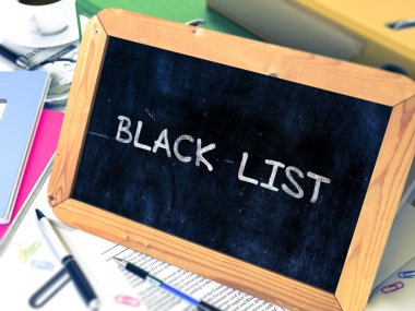 Kara Liste Kavramı El Chalkboard çizilmiş.
