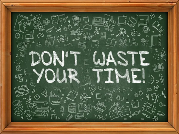 Dont Atık Your Time - El Yeşil Chalkboard çizilmiş. — Stok fotoğraf