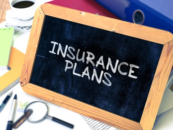 Planos de seguro escritos à mão por giz branco em um quadro negro . — Fotografia de Stock