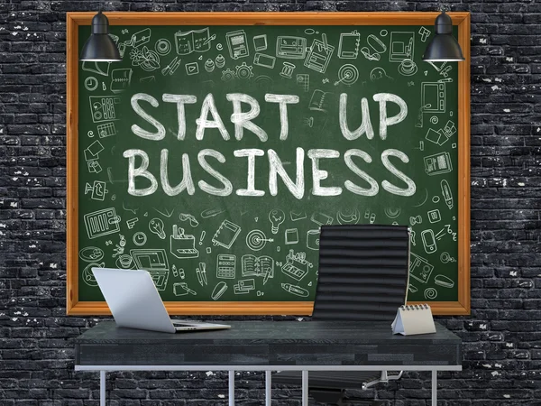 Μαυροπίνακας στον τοίχο του γραφείου με την επιχειρηματική ιδέα του Start up. — Φωτογραφία Αρχείου