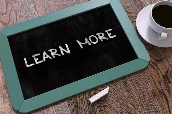 Desenhado à Mão Saiba Mais Conceito no Chalkboard . — Fotografia de Stock