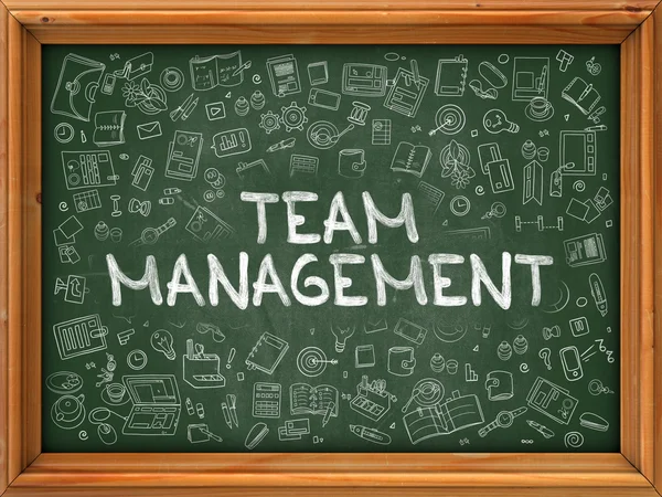 Team Management - Disegnato a mano su lavagna verde . — Foto Stock