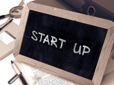 Başlat - Elle Çizilmiş Metinli Tebeşir Tahtası.