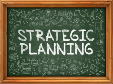 El Çizilmiş Stratejik Planlama ile Yeşil Chalkboard.