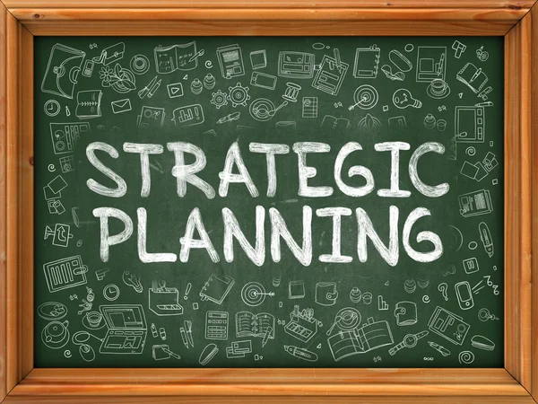 Groen schoolbord met hand getekende strategische planning. — Stockfoto