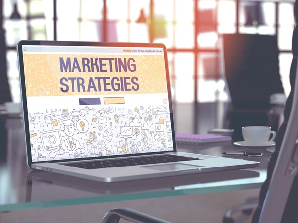 Concepto de estrategias de marketing en la pantalla del portátil . — Foto de Stock