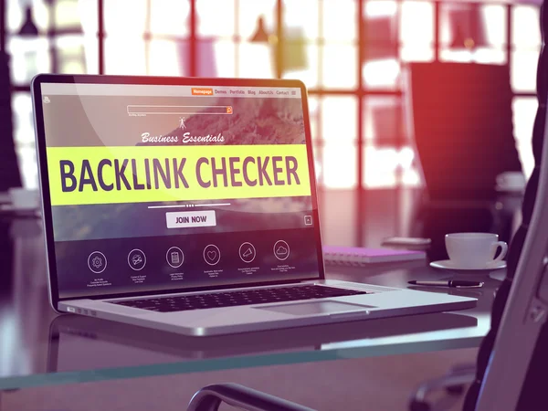 Backlink-Checker auf Laptop im modernen Arbeitshintergrund. — Stockfoto