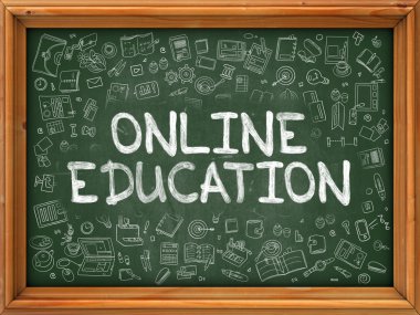 Online Eğitim - El Yeşil Chalkboard çizilmiş.