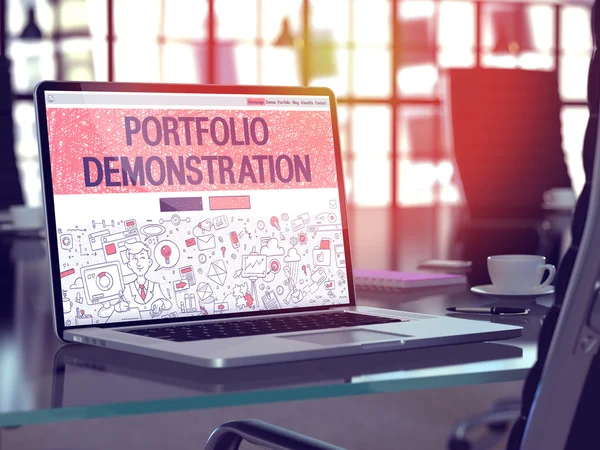 Portfölj demonstration på bärbar dator i modern arbetsplats bakgrund. — Stockfoto