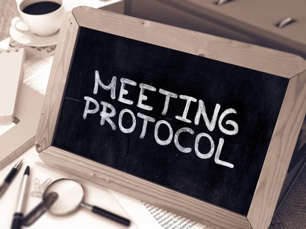 Návrh protokolu o schůzce ruka nakreslena na tabuli. — Stock fotografie
