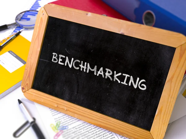 Conceito de Benchmarking desenhado à mão em Chalkboard pequeno . — Fotografia de Stock
