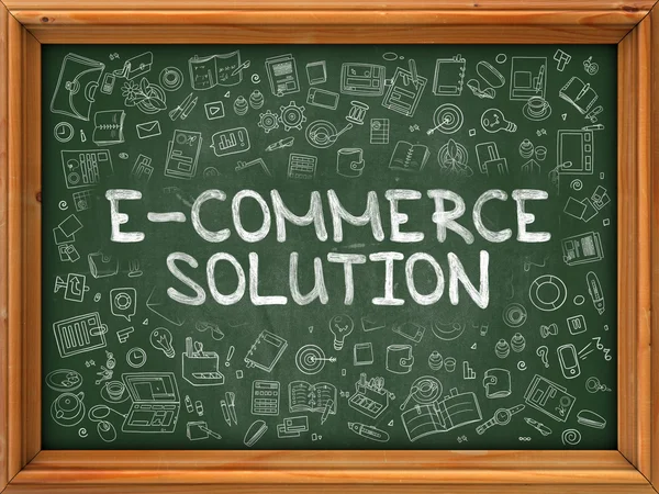 Groene schoolbord met hand getekende E-commerce oplossing. — Stockfoto