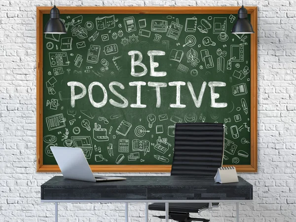 Wees positief op schoolbord met doodle iconen. — Stockfoto