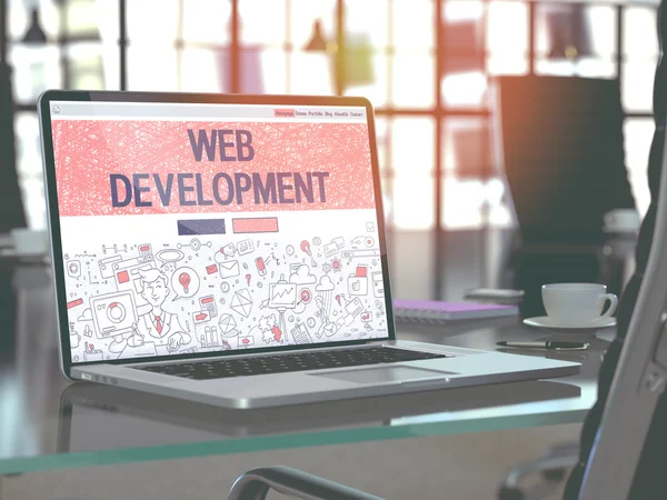 Pantalla portátil con concepto de desarrollo web . — Foto de Stock