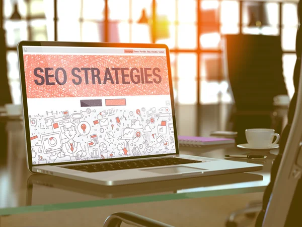 Concepto de estrategias SEO en la pantalla del ordenador portátil . — Foto de Stock