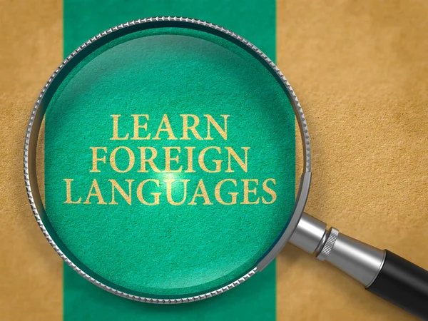 Ucz się języków obcych poprzez obiektyw na Starym papierze. — Zdjęcie stockowe