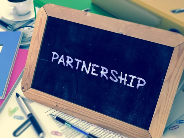 Hand getekende partnership concept op kleine schoolbord. — Stockfoto