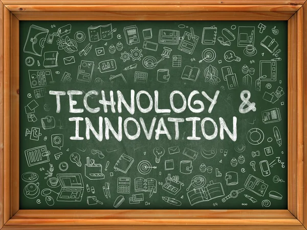 Technologie a inovace-ruka na zelené Chalkanské desce. — Stock fotografie