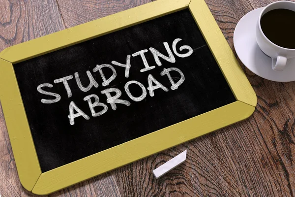 Estudiar en el extranjero - pizarra con texto dibujado a mano . — Foto de Stock