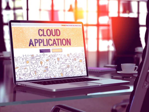 Concetto di applicazione cloud sullo schermo del computer portatile . — Foto Stock