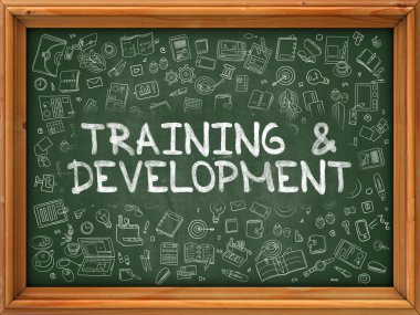 Eğitim ve Geliştirme - El Yeşil Chalkboard çizilmiş.
