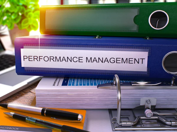 Blauer Büroordner mit Beschriftung Performance Management. — Stockfoto