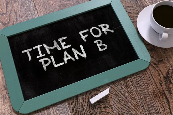 Zeit für Plan b, handgeschrieben mit weißer Kreide auf einer Tafel. — Stockfoto