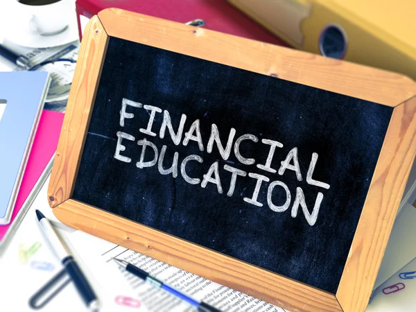 Concepto de educación financiera dibujado a mano en pizarra . — Foto de Stock