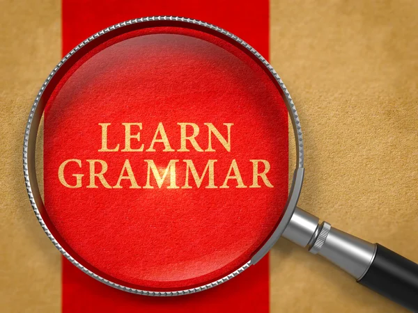 Aprender el concepto de gramática a través de lupa . — Foto de Stock