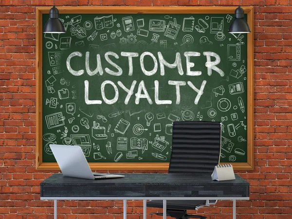 Koncept věrnosti zákazníků. Ikony doodle na tabuli. — Stock fotografie