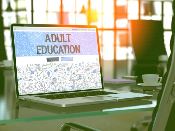 Concepto de educación de adultos en la pantalla del ordenador portátil . —  Fotos de Stock