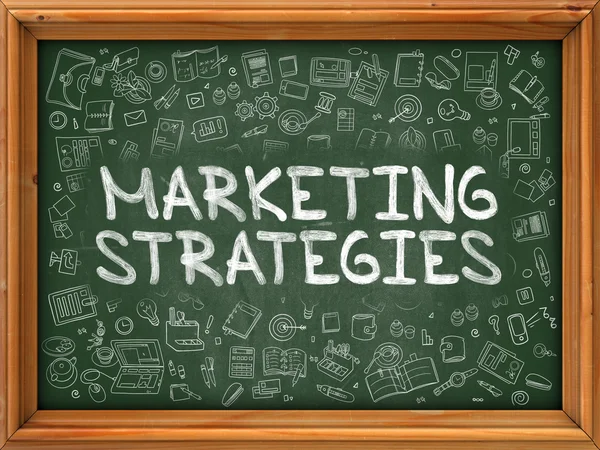 Stratégies de marketing - Dessiné à la main sur le tableau vert . — Photo