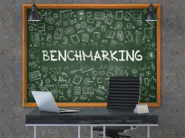 Chalkboard na parede do escritório com conceito de benchmarking . — Fotografia de Stock