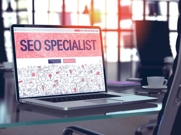 Laptop scherm met SEO specialist concept. — Stockfoto