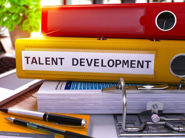 Pasta amarela do escritório com desenvolvimento de talentos de inscrição . — Fotografia de Stock