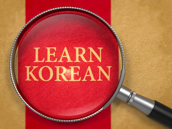Naučit se korejsky přes loupe na starém papíře. — Stock fotografie