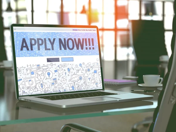 Jetzt auf Laptop im modernen Arbeitshintergrund anwenden. — Stockfoto