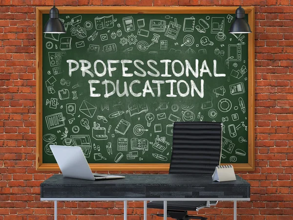 Professional Education-hand getrokken op groene schoolbord. — Stockfoto