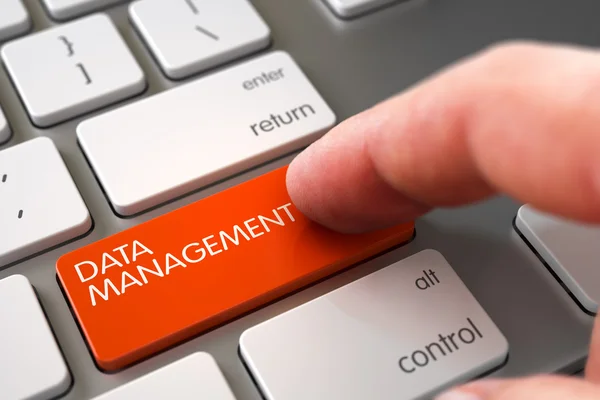 Daten-Management-Tastatur mit der Hand berühren. — Stockfoto