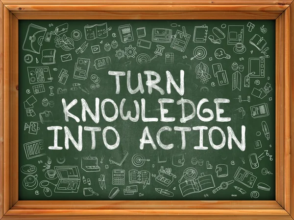 Bilgiyi Eyleme Dönüştürün - Yeşil Tebeşir Tahtasına Çizilmiş El. — Stok fotoğraf