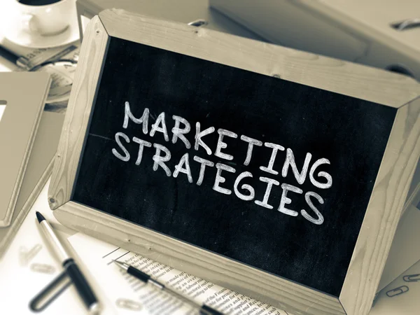 Estrategias de marketing - pizarra con texto dibujado a mano . — Foto de Stock