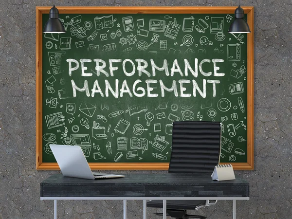 Lavagna sulla parete dell'ufficio con Performance Management. — Foto Stock