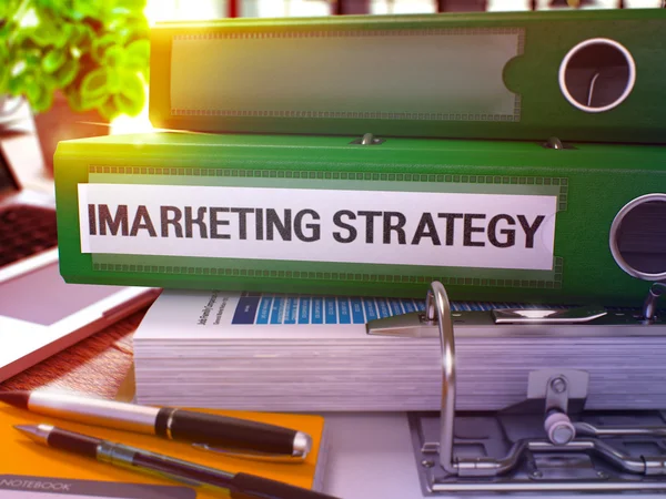 Groene kantoor folder met inscriptie iMarketing strategie. — Stockfoto