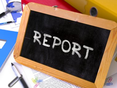 Küçük Tebeşir Tahtasında El Çizilmiş Rapor Kavramı.